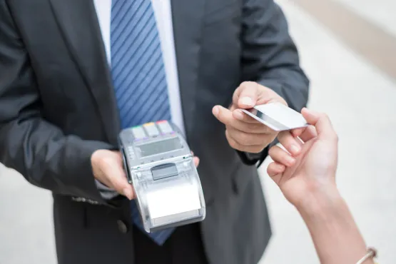 chauffeur encaissant par carte bancaire le prix d une course en vtc a montpellier