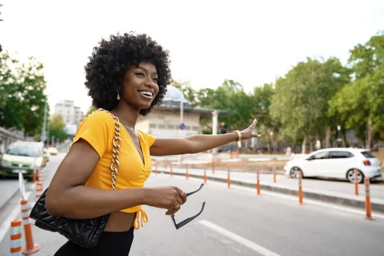 jeune femme ayant reserve vtc montpellier en attente de son chauffeur