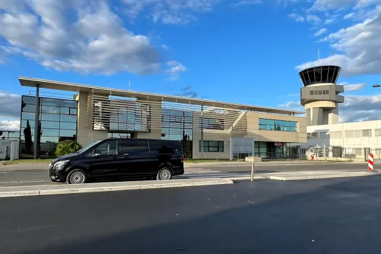 navette aeroport montpellier vtc devant tour de controle