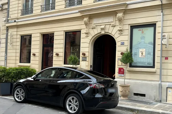 voiture vtc a montpellier stationne devant hotel du centre